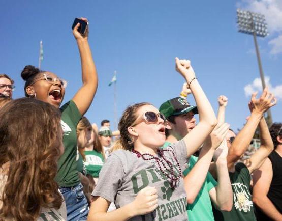 newbb电子平台 Students cheering at a football game